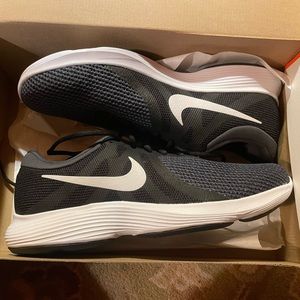 New in Box - Men's Nike Revolution 4 Sz 13W
